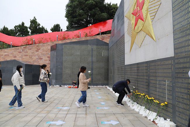 獻(xiàn)花。張釗林  攝（修圖） (2).jpg